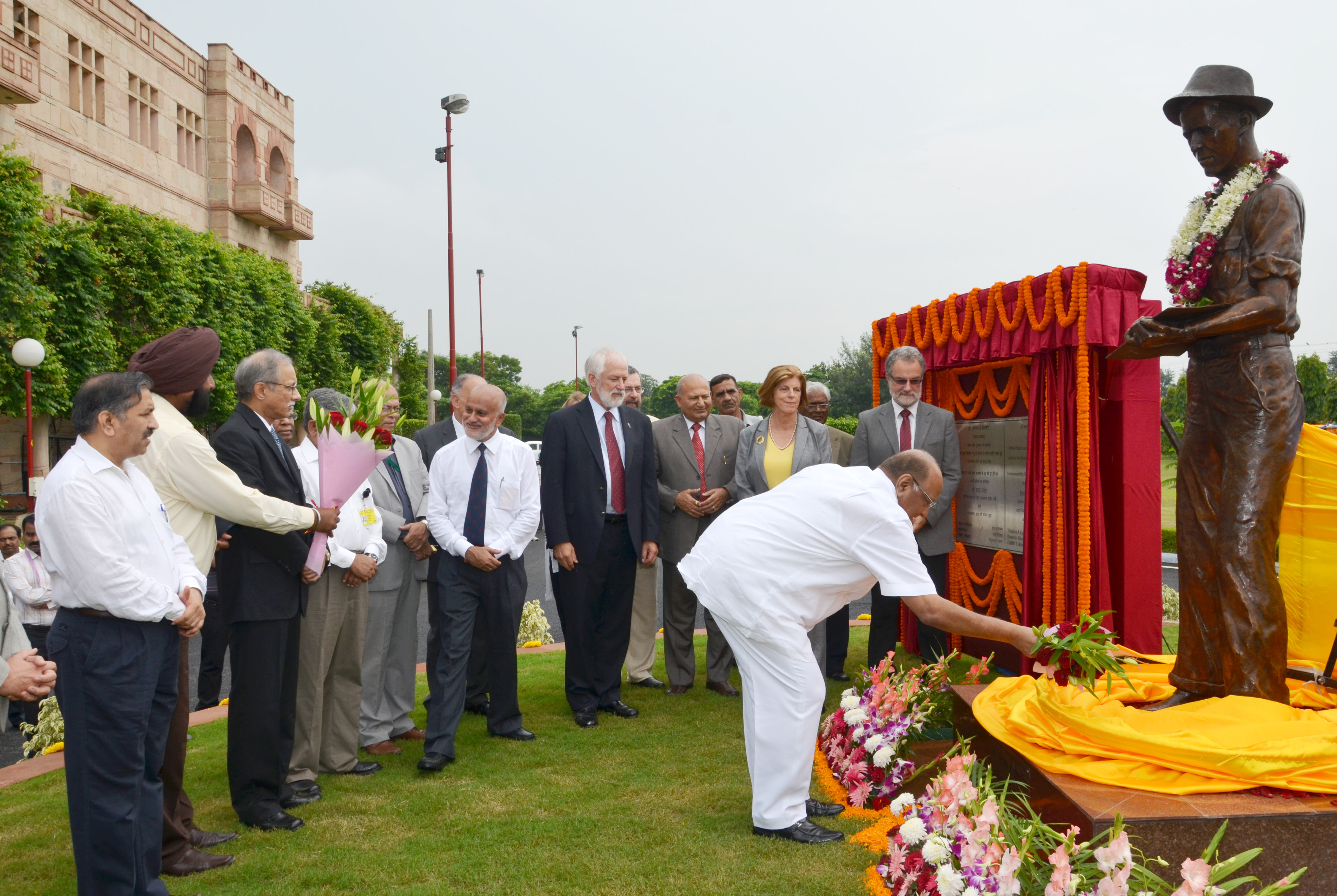 Union agriculture minister, Sharad Pawar unveling the statue of Dr Norman Borlaug at NASC Complex, new Delhi on August 19, 2013.  